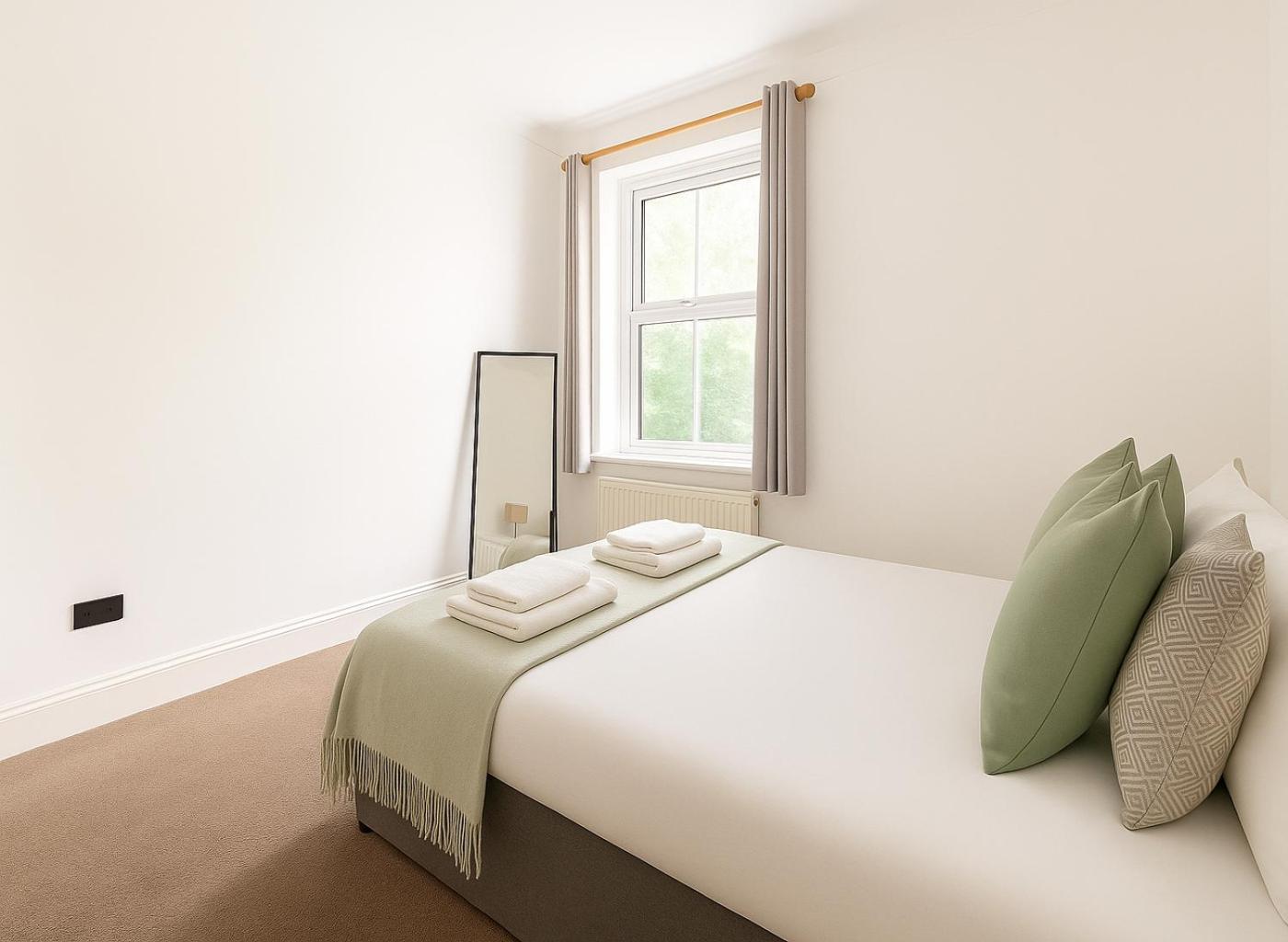 2 Bed Flat Near Chiswick Park Apartment London